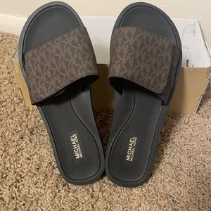 ~Women’s~ Michael Kor Wade Slide~Size 8